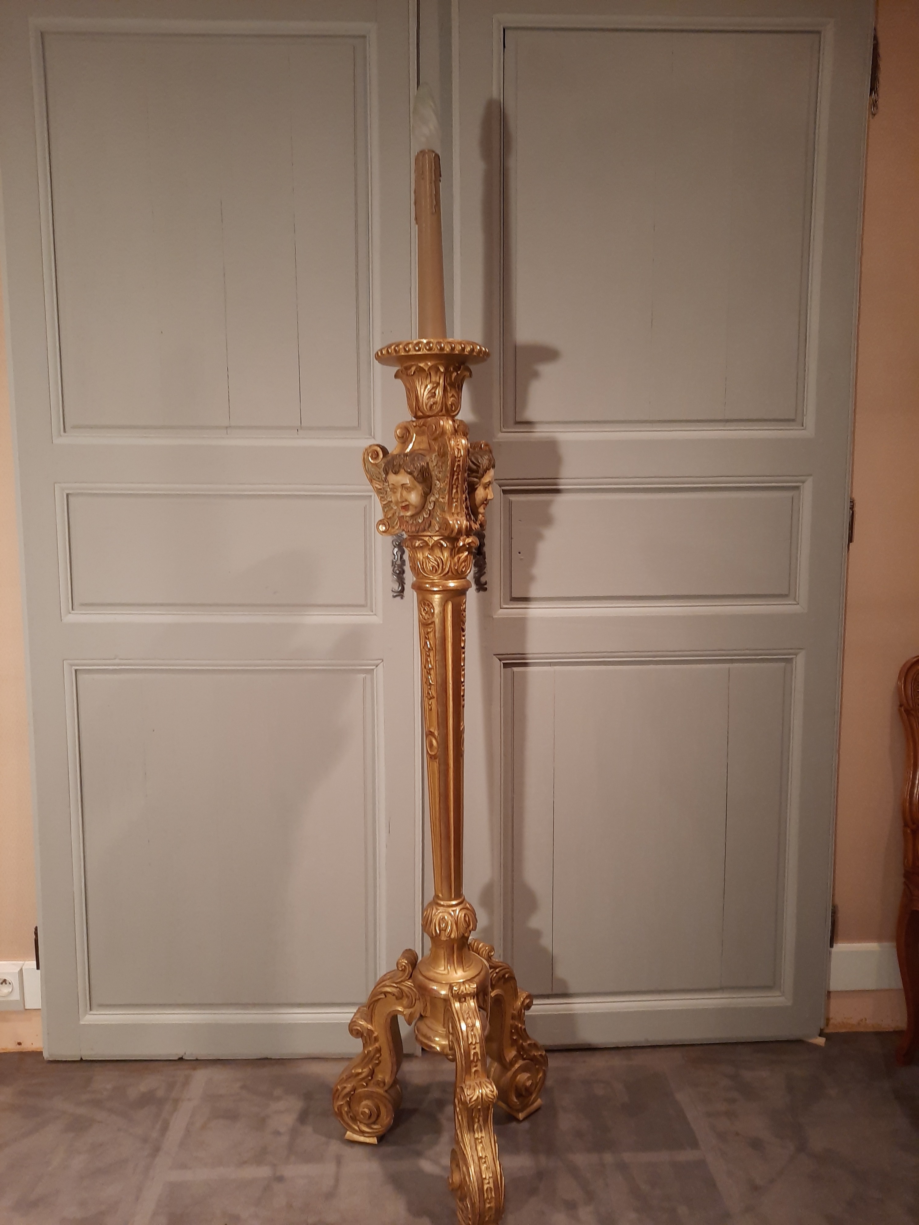 Lampadaire torchère aux angelots, en bois doré style Renaissance.