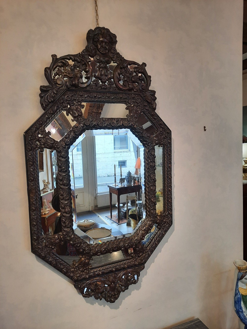 Miroir de style Louis XIV en laiton repoussé.