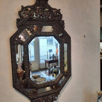 Miroir de style Louis XIV en laiton repoussé.