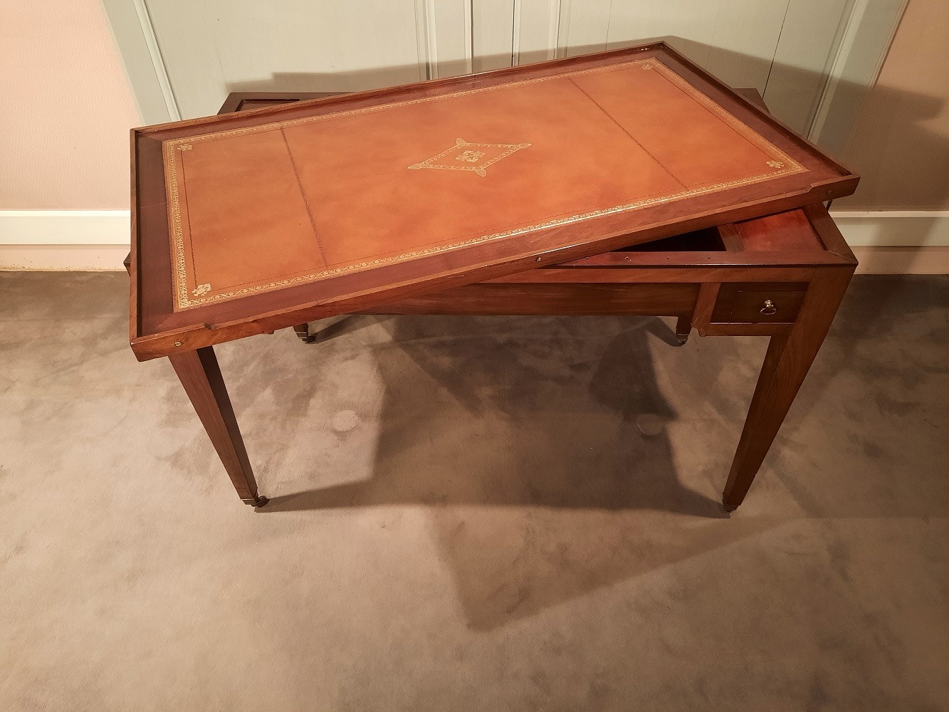 Table à jeux dite tric-trac en acajou d’époque Restauration.