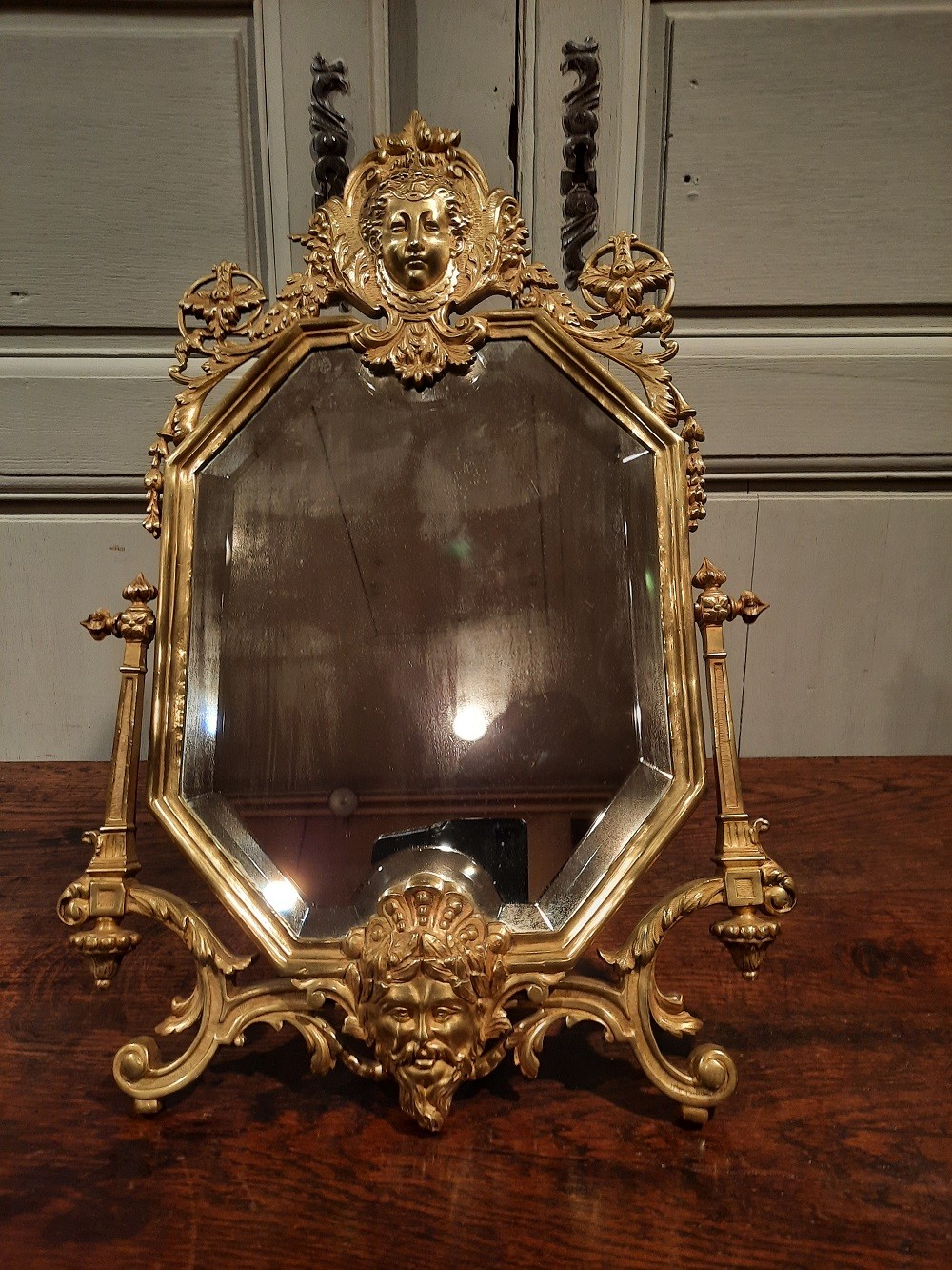 Miroir de salon en bronze de style Régence d’époque XIXème siècle.