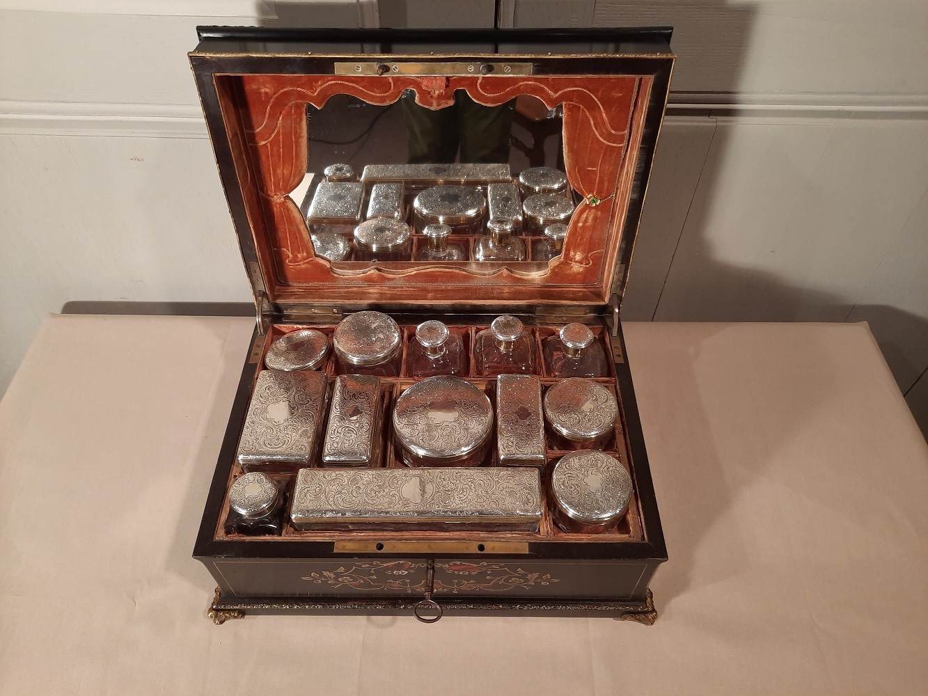 Coffret de voyage avec nécessaire de toilette d’époque Napoléon III.