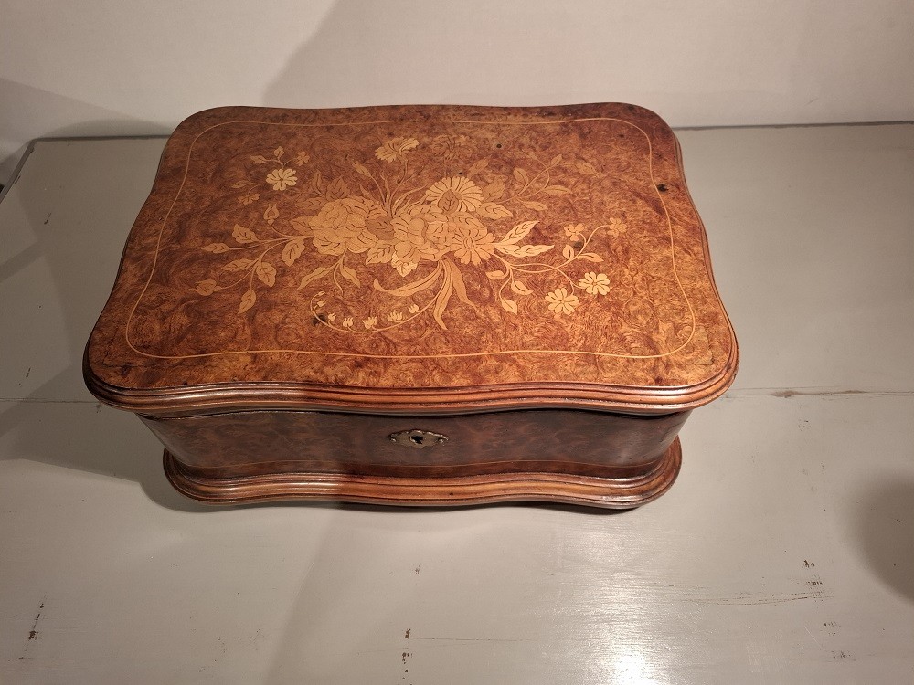 Coffret en marqueterie de bois clair et loupe de thuya d’époque XIXème siècle.