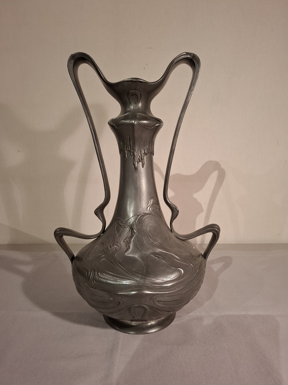 Vase en étain d’époque Art Nouveau signé J. Rob Hannig 1900.