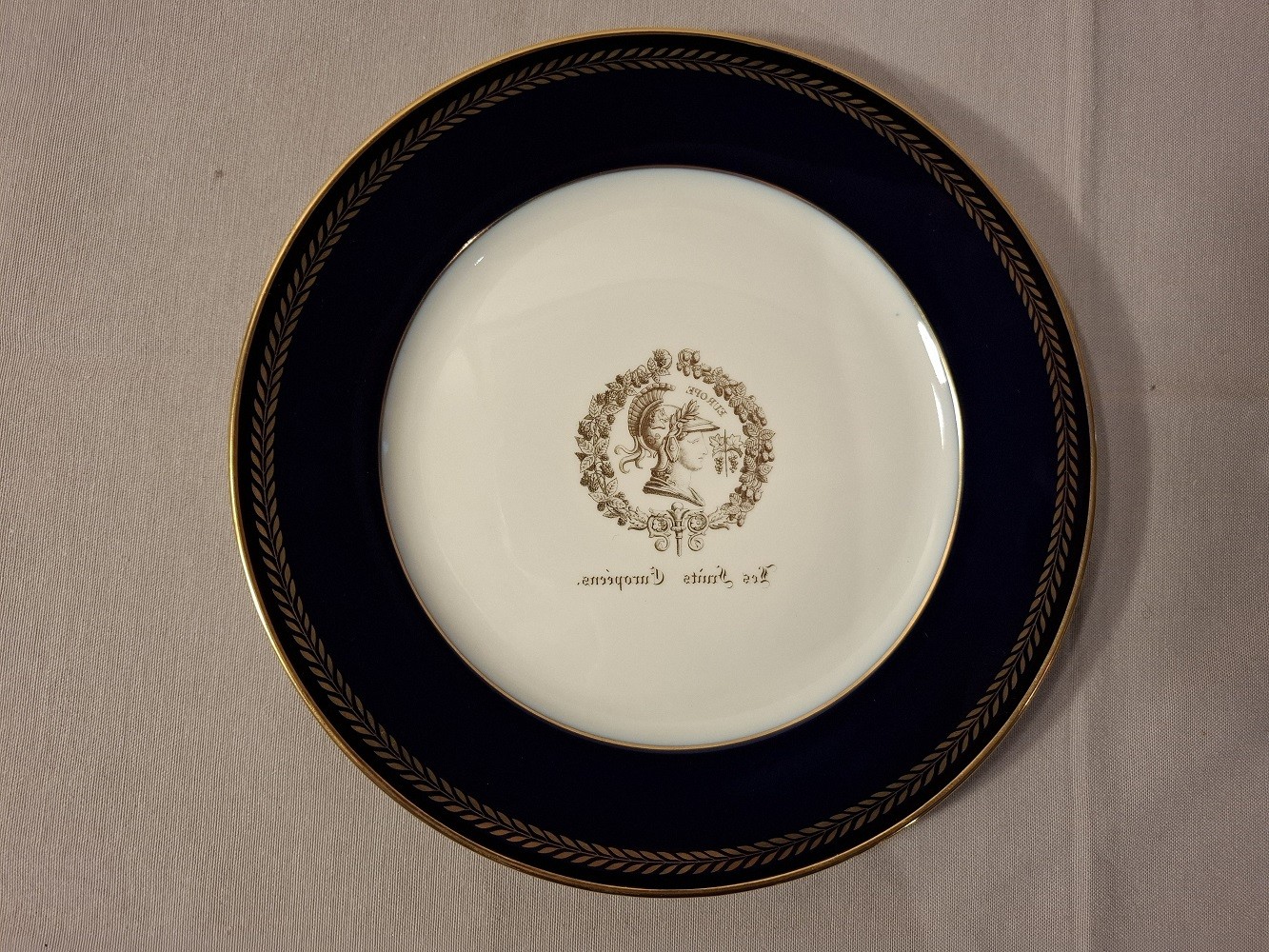 Assiette bleu de Cobalt de la Manufacture Nationale de Sèvres, d’époque XXème siècle.