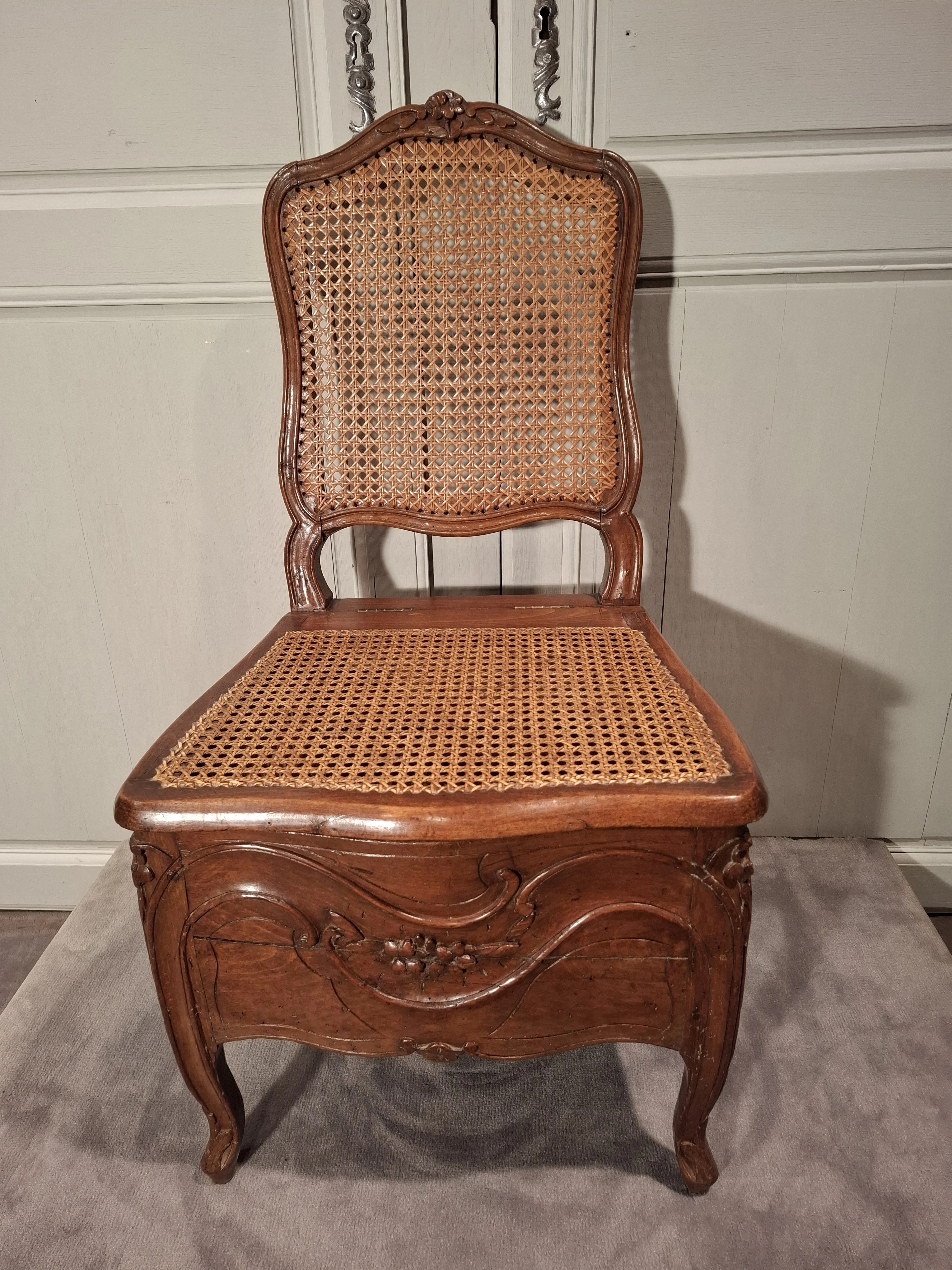 Siège d’aisance d’époque Louis XV en hêtre.