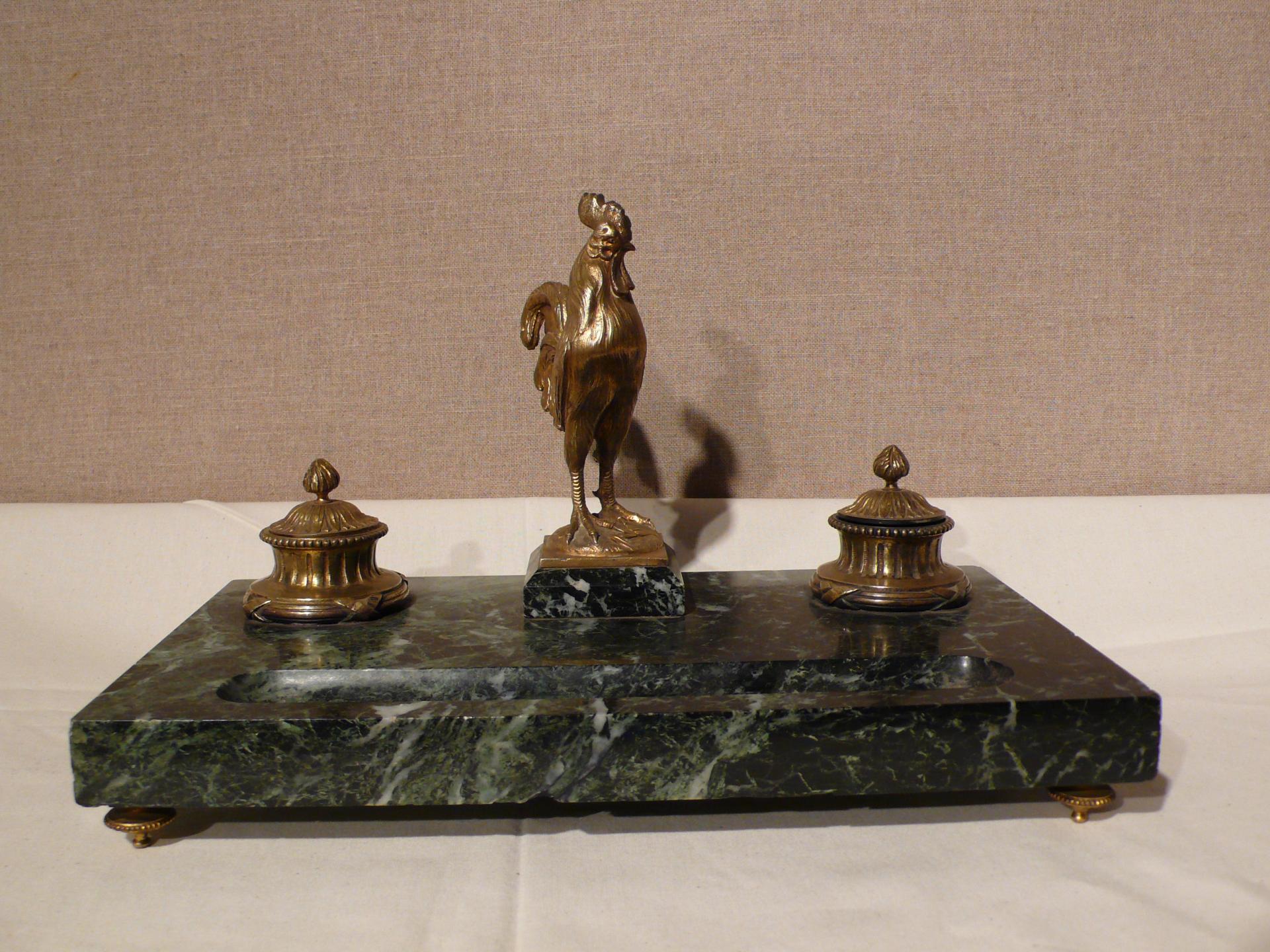 Encrier en marbre et bronze doré signé G. Quesnel.